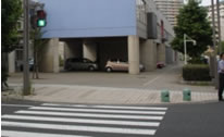 歩道コーナー部の歩道切り下げは歩道と車道の境界をあいまいにする