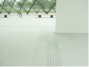 白色の床に埋められた白色の点字ブロックは、つまずく原因にもなる