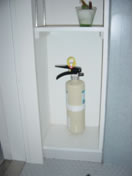 白いインテリアにあわせた白い消火器は特注品