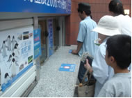 カウンターに「頭上注意」と書かれたチケット売り場。同種の「失敗」は数多く見かける