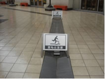 V字形に凹んだ排水溝の蓋の断面形状は見誤りやすい。また、床置きの注意書きは新たな危険要因にもなる