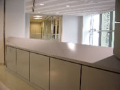 吹き抜けまわりの手すり壁の天端を手前に傾斜させてある（事前対策）