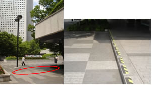 視線が上を向きやすい場所にある１段の段差（左）。段鼻にトラテープと滑り止めテープが貼ってある（右）。2段以下の段差は、それだけでも気付きにくく危険